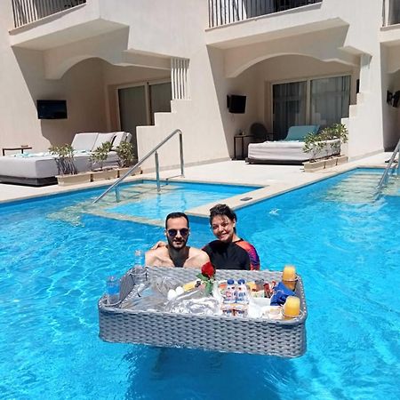 The V Luxury Resort Sahl Hasheesh ฮูร์กาดา ภายนอก รูปภาพ Floating pool service at a resort
