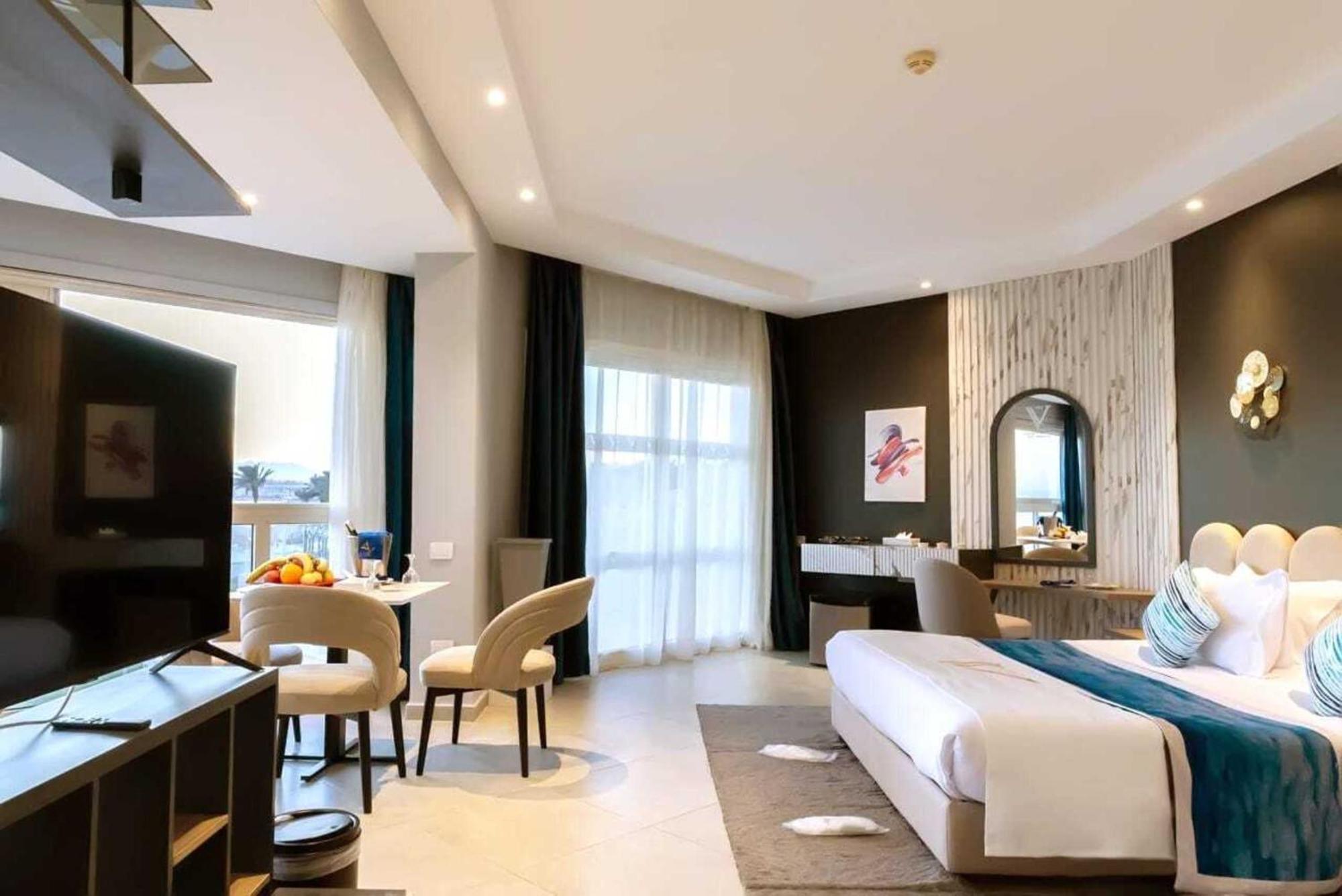 The V Luxury Resort Sahl Hasheesh ฮูร์กาดา ภายนอก รูปภาพ A room at the hotel