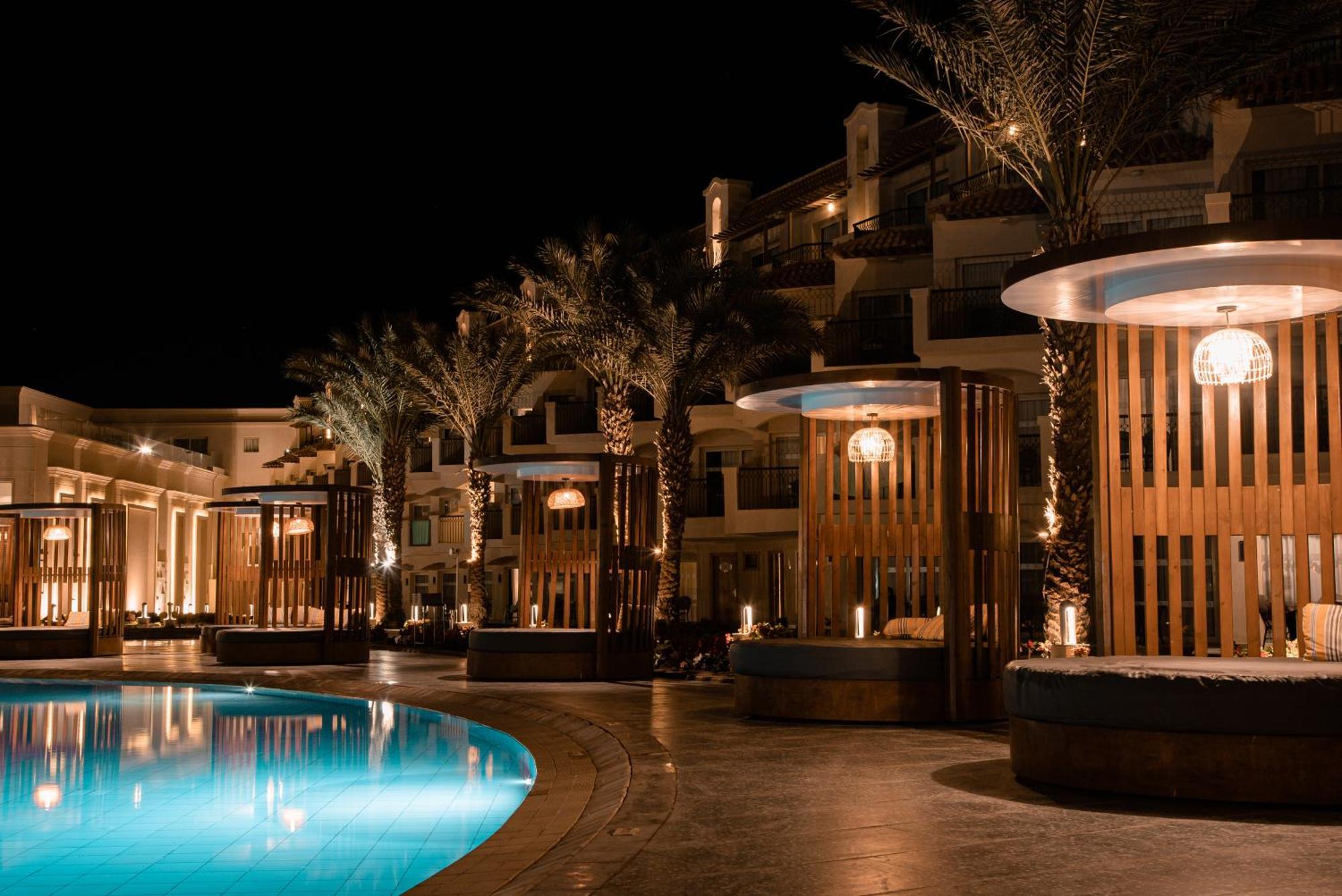 The V Luxury Resort Sahl Hasheesh ฮูร์กาดา ภายนอก รูปภาพ The resort at night