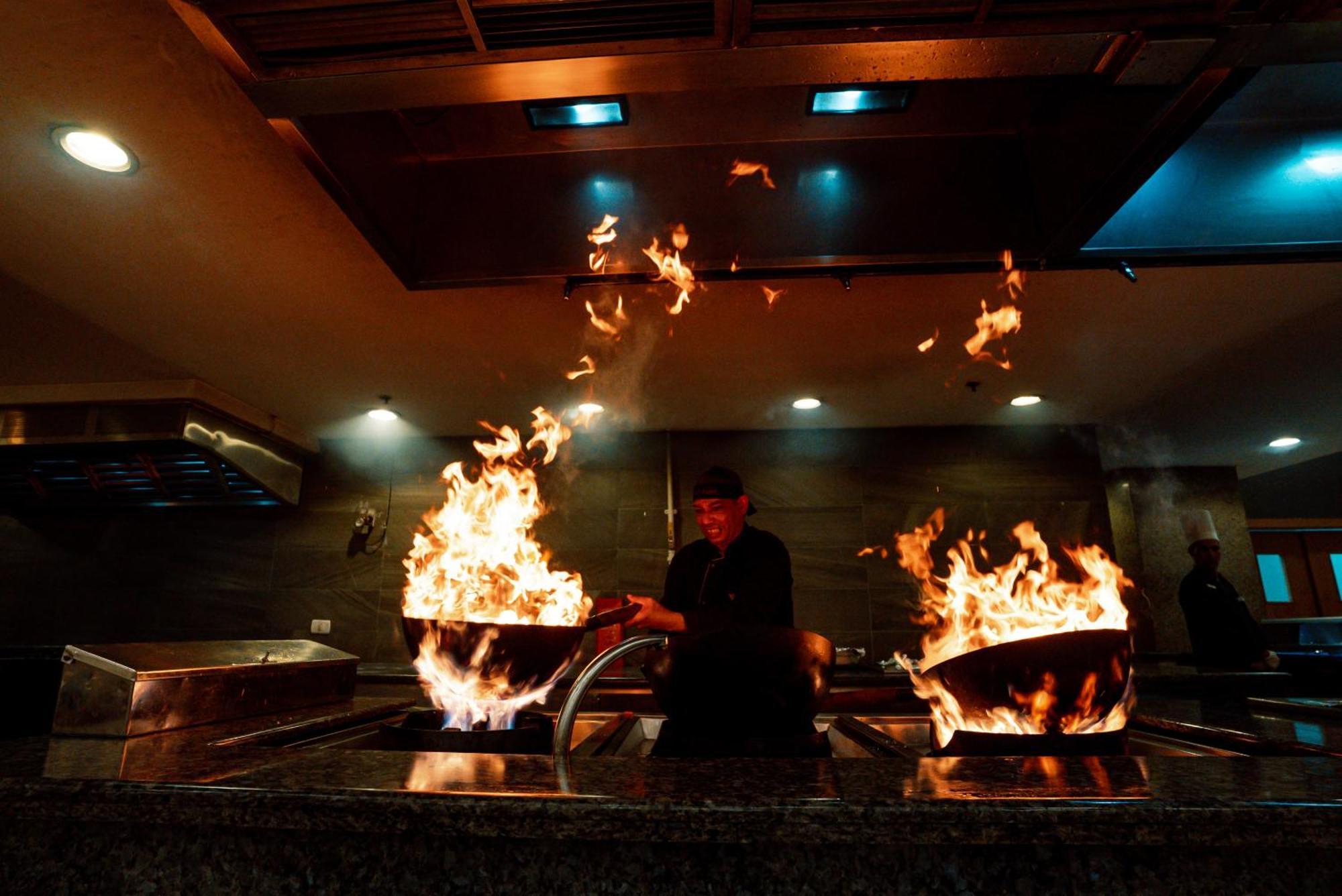 The V Luxury Resort Sahl Hasheesh ฮูร์กาดา ภายนอก รูปภาพ A chef cooking with a wok