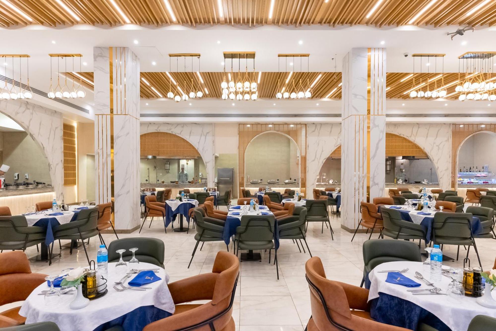 The V Luxury Resort Sahl Hasheesh ฮูร์กาดา ภายนอก รูปภาพ The interior of the restaurant