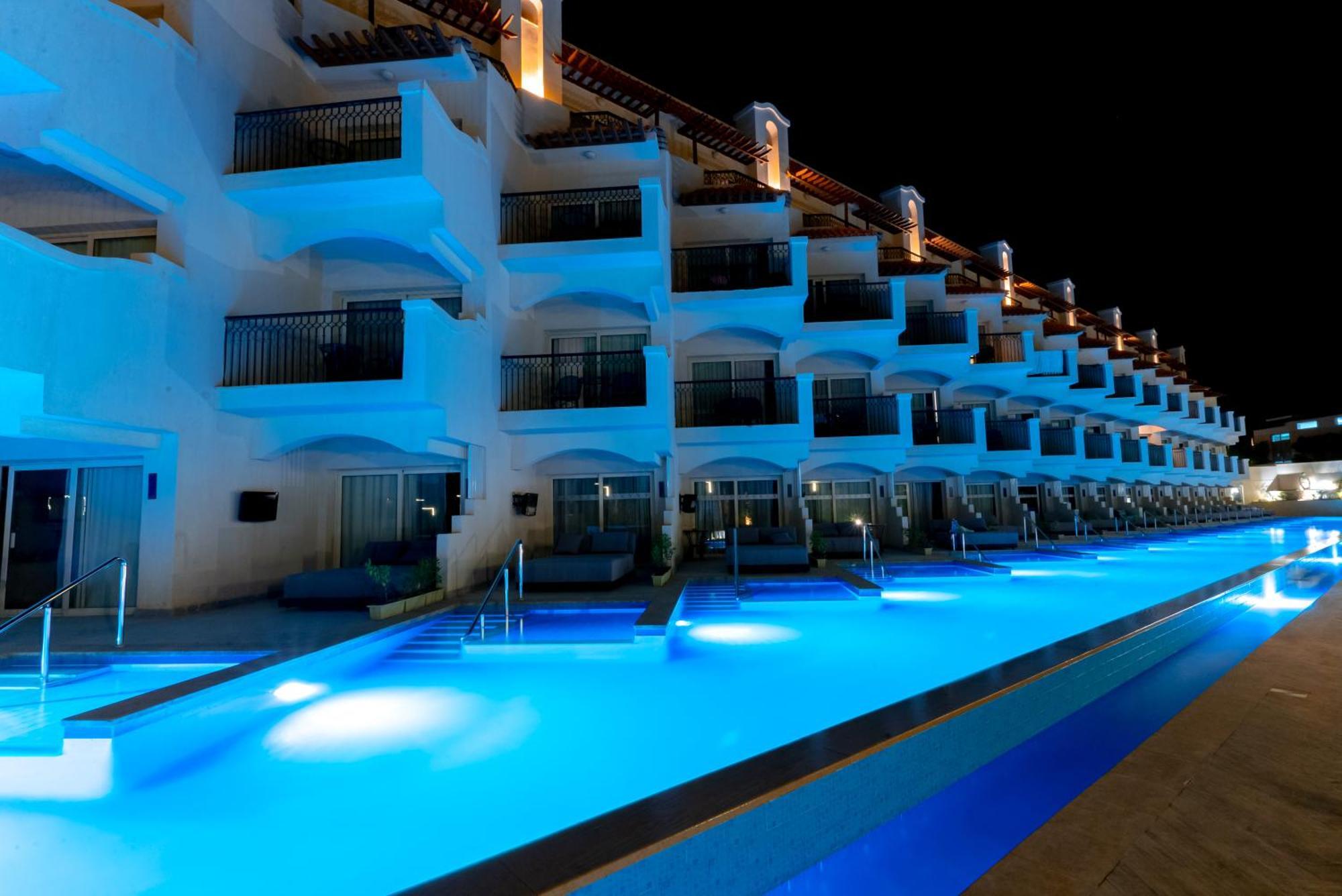 The V Luxury Resort Sahl Hasheesh ฮูร์กาดา ภายนอก รูปภาพ The swimming pool at the hotel