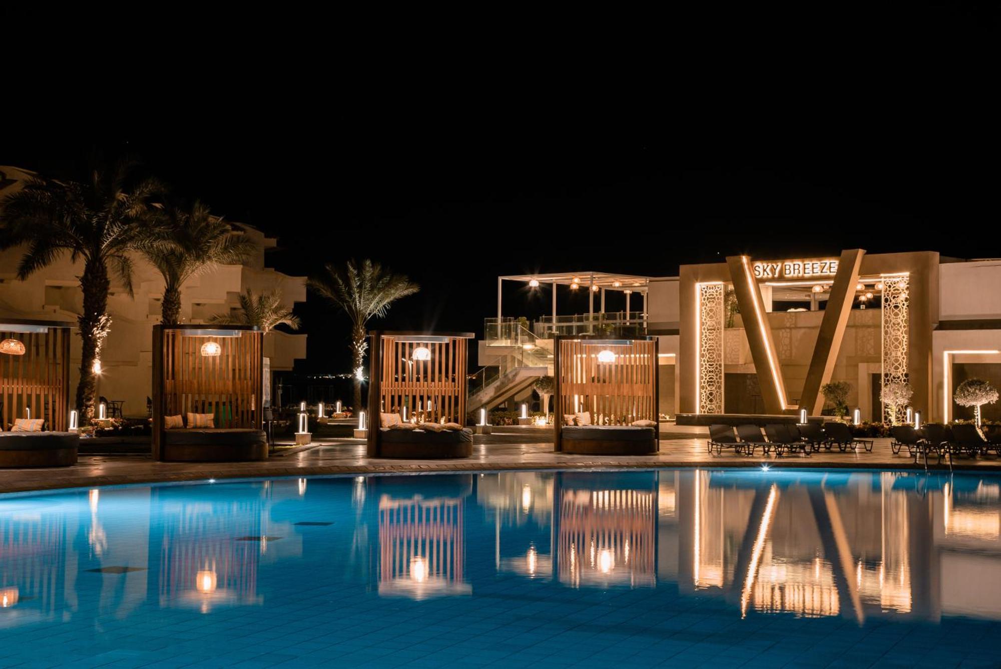 The V Luxury Resort Sahl Hasheesh ฮูร์กาดา ภายนอก รูปภาพ The resort at night