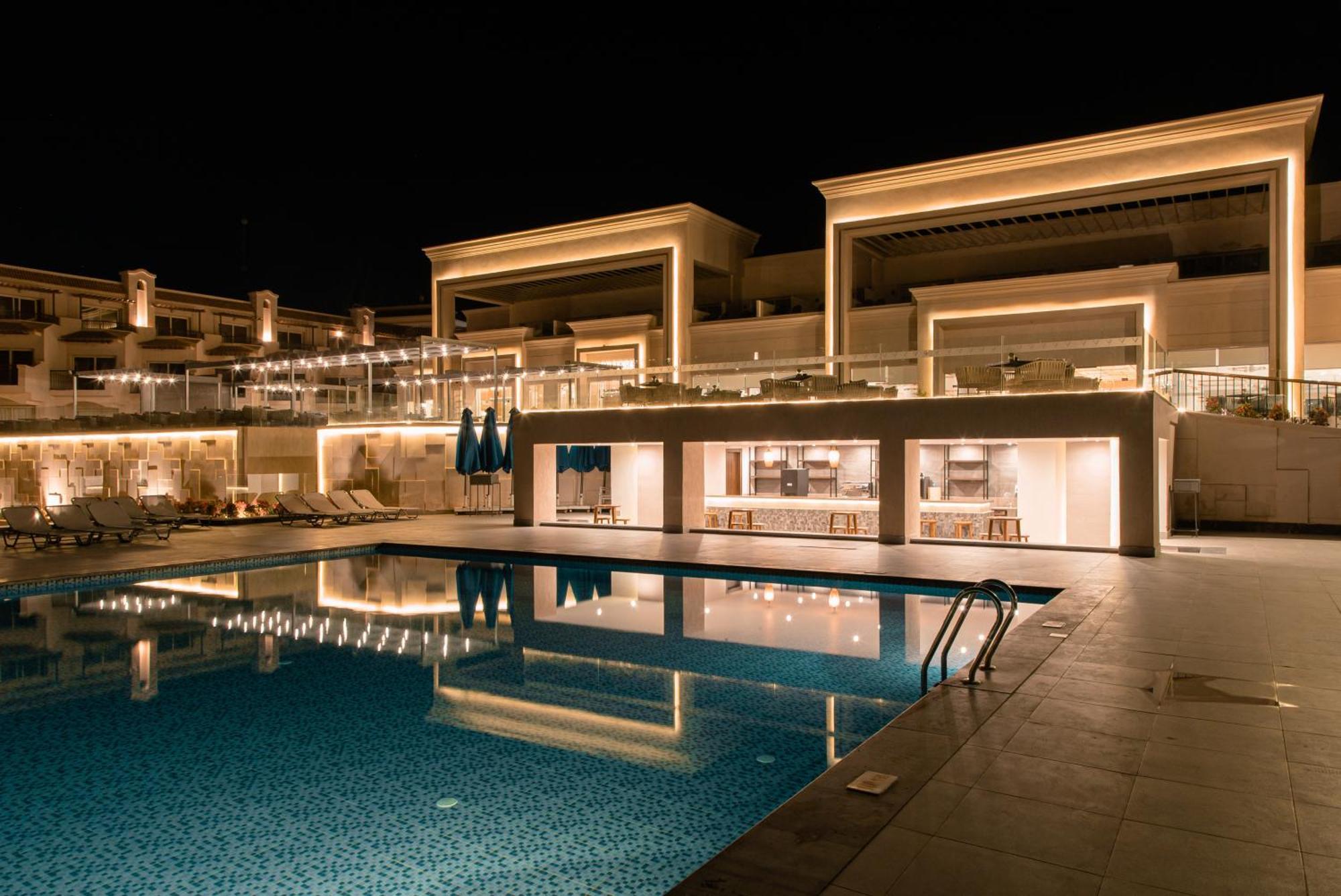 The V Luxury Resort Sahl Hasheesh ฮูร์กาดา ภายนอก รูปภาพ The resort at night
