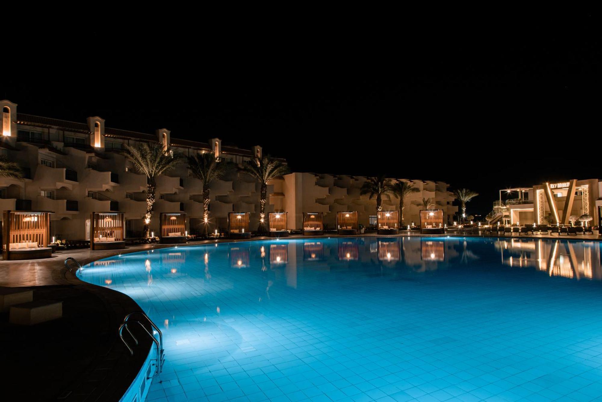 The V Luxury Resort Sahl Hasheesh ฮูร์กาดา ภายนอก รูปภาพ The pool at the resort at night