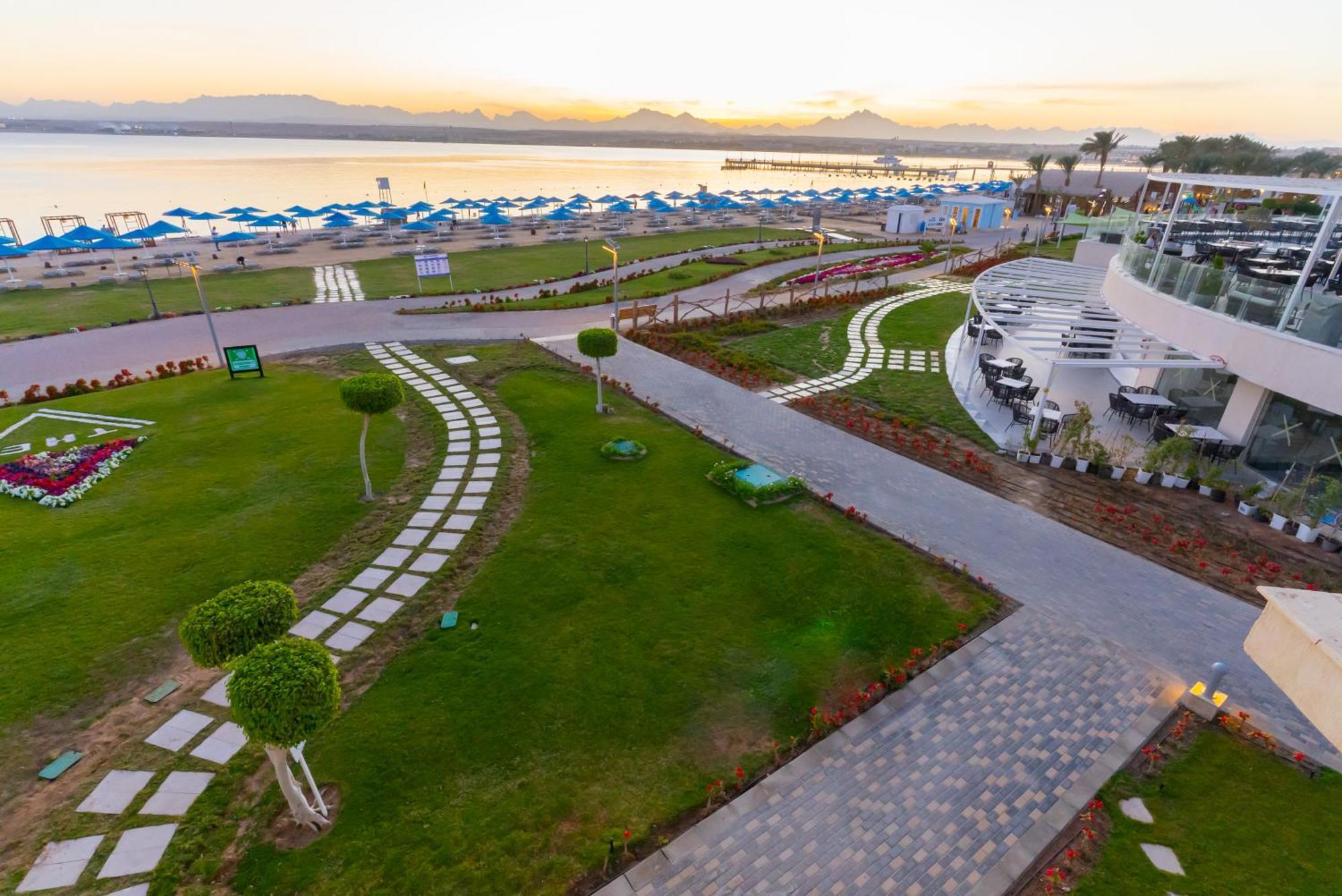 The V Luxury Resort Sahl Hasheesh ฮูร์กาดา ภายนอก รูปภาพ The resort's beach