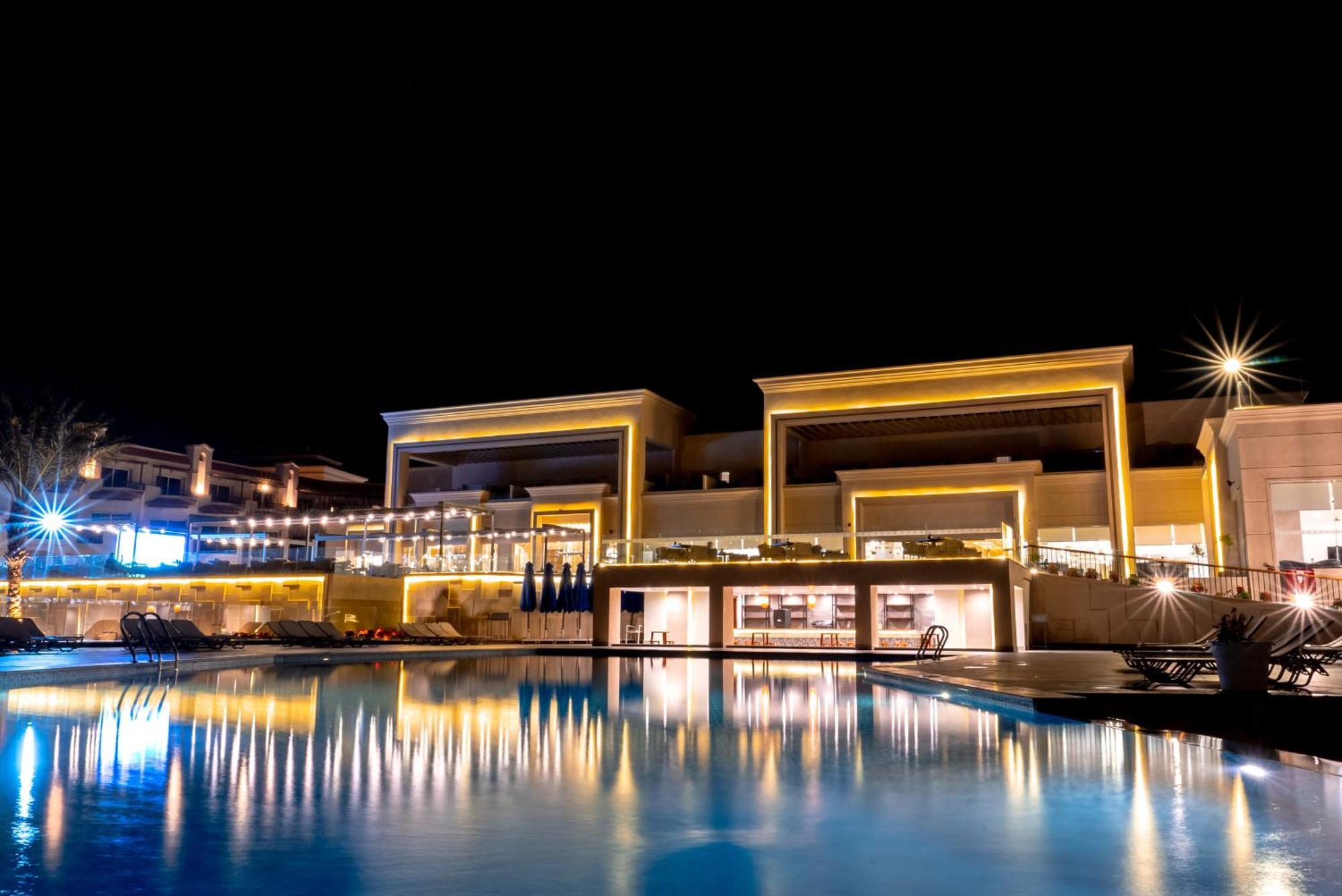 The V Luxury Resort Sahl Hasheesh ฮูร์กาดา ภายนอก รูปภาพ The resort at night