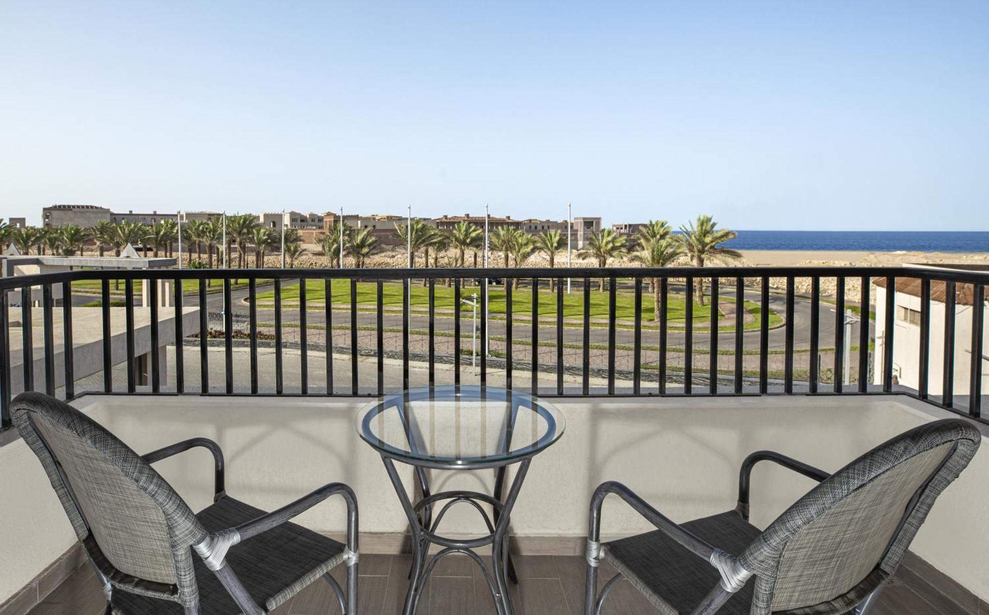 The V Luxury Resort Sahl Hasheesh ฮูร์กาดา ภายนอก รูปภาพ Balcony