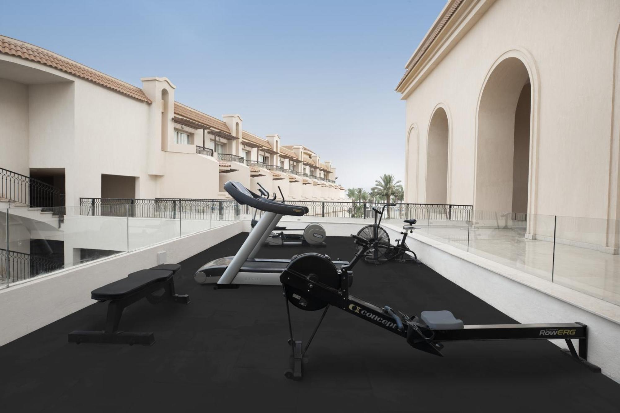 The V Luxury Resort Sahl Hasheesh ฮูร์กาดา ภายนอก รูปภาพ The gym at the hotel
