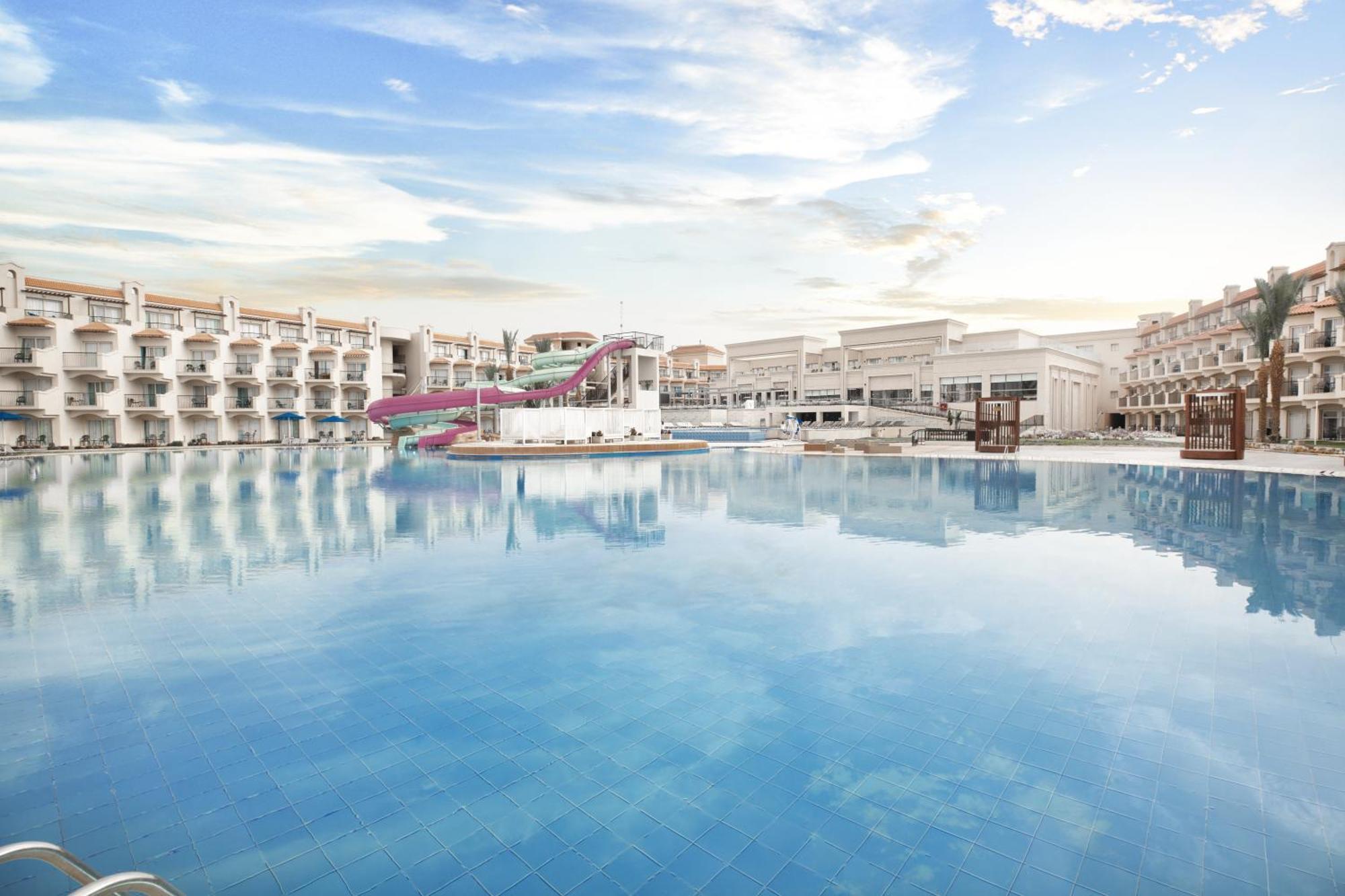 The V Luxury Resort Sahl Hasheesh ฮูร์กาดา ภายนอก รูปภาพ The resort's main pool