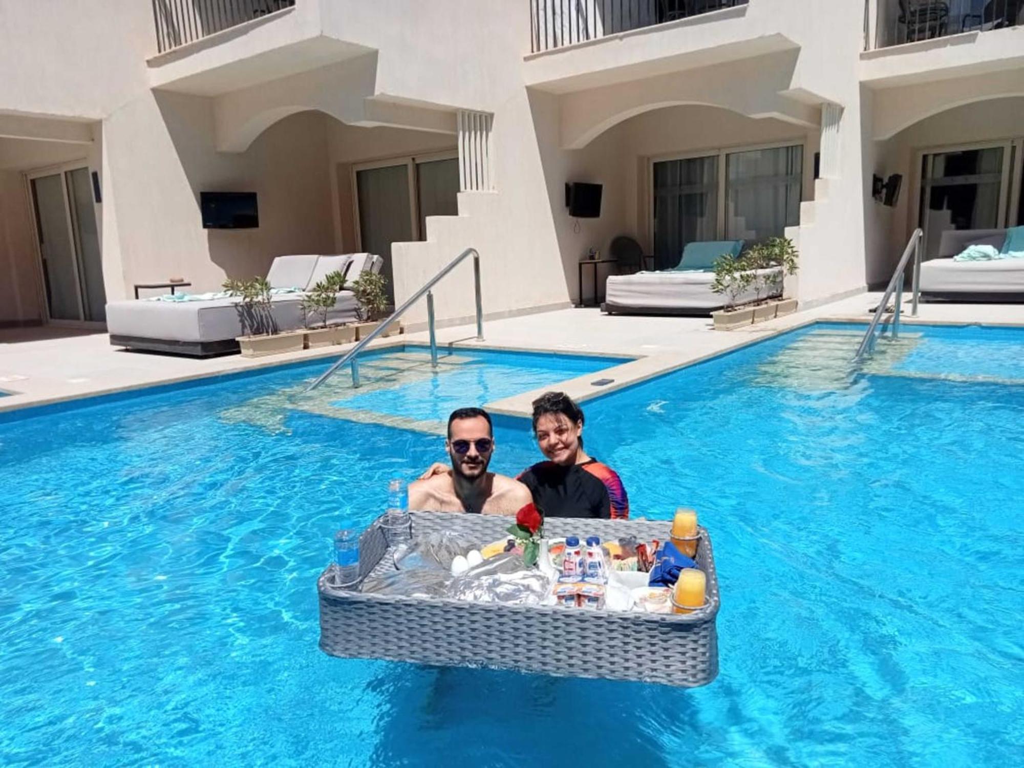 The V Luxury Resort Sahl Hasheesh ฮูร์กาดา ภายนอก รูปภาพ Floating pool service at a resort
