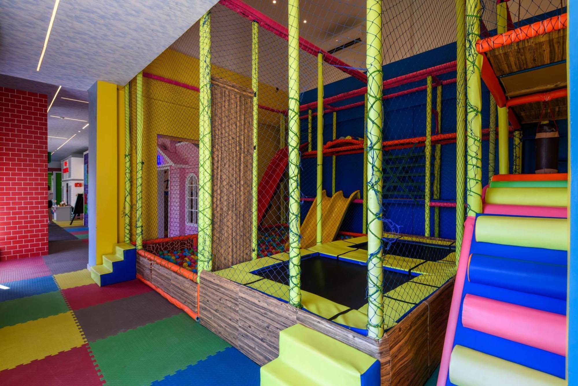 The V Luxury Resort Sahl Hasheesh ฮูร์กาดา ภายนอก รูปภาพ Playground in the shopping mall
